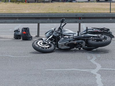Śmiertelny wypadek na Mazowszu. Motocykl wjechał w bariery