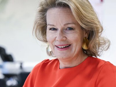 Modna, lecz trudna w stylizacji. Jak królowa Matylda nosi persymonę