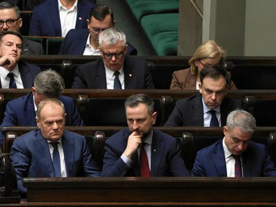 Sondaż rozdzielił koalicjantów. Przewagę ma prawica