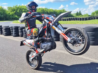 JML EN250i PRO 2026 w wersji supermoto na kat. A2. Test i opinia
