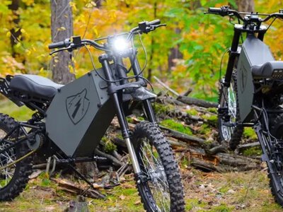 WolfStorm to ukraiński elektryczny motocykl wojskowy. Jednoślad jest niewidoczny dla termowizji