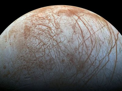 Życie na księżycu Europa może pochodzić z Ziemi. Badacze odtworzyli drogę