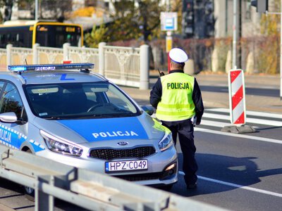 Kierowcy dziękuję, policja już wystawia mandat. Za to grozi 300 zł i punkty karne