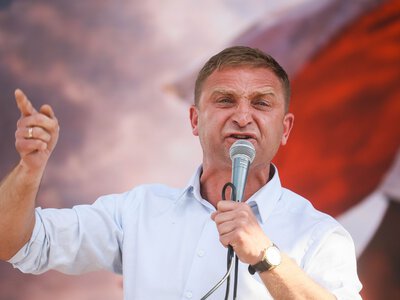 Długi, komornicy i brak majątku. Problemy Bąkiewicza