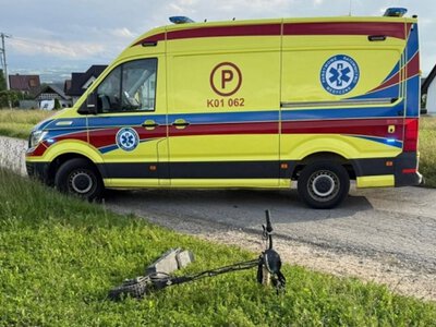 Bez kasków, po pijaku. Dwoje nastolatków rozbiło się na hulajnodze