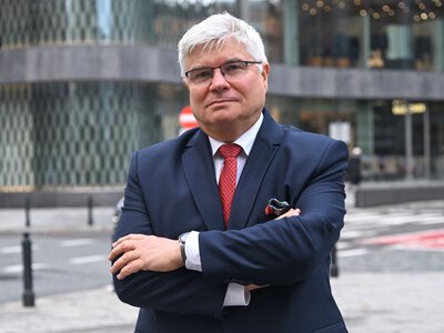 Koniec z kolorowymi slajdami. Lasek pisze o pracy w CPK
