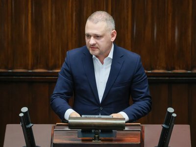 Poseł KO miał przyjąć prawie 1,5 mln łapówek. Media o szczegółach sprawy