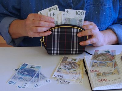 Emeryci zasypują ZUS pytaniami. Co z programem 1600 plus dla seniorów?