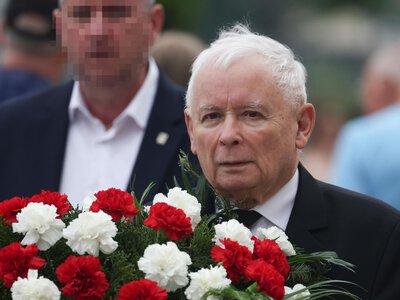 Jarosław Kaczyński niemal zniknął za ogromnym wieńcem. Smutna Marta Kaczyńska z męże…