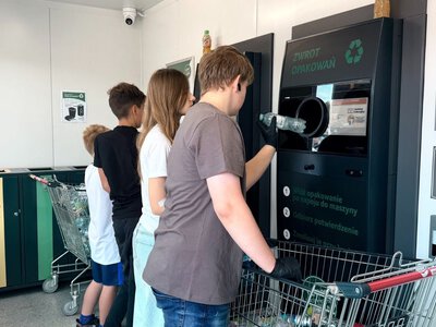 Zaczęli o 6. Oddali 39 tys. butelek i puszek. Idą po rekord Guinnessa
