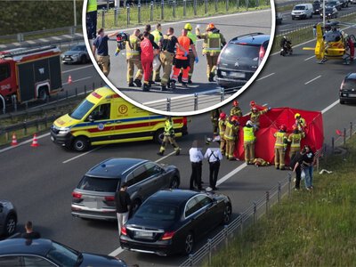 Dramat na drodze pod Warszawą. 72-latka wysiadła z Mercedesa prosto pod koła Iveco