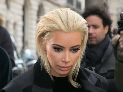 Kim Kardashian zaskoczyła metamorfozą. Platynowy blond i stylizacja rodem z Hollywood