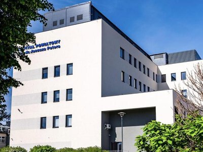 Szpital tonie w długach, dyrektor zarabia krocie. 864 tys. zł dla kolejnego lekarza-radnego