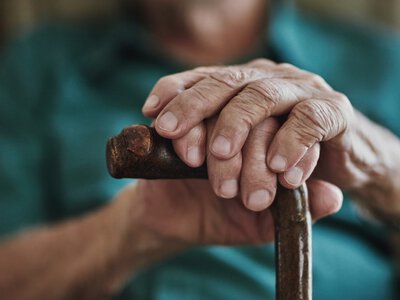 Seniorzy chcą się szczepić, ale nie mogą. Zakażenie tą bakterią prowadzi do zapalenia płuc