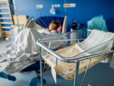 Bezprawne opłaty w szpitalach. Placówki z kontraktem NFZ wyciągały pieniądze od Polek