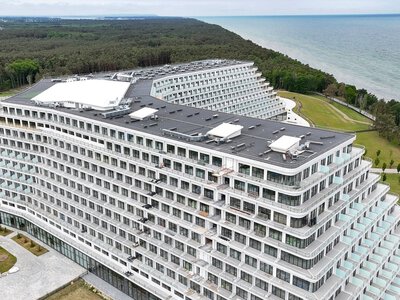 Uwielbiam to kulturalne towarzystwo i pikantnego łososia z arbuzową salsą. Sprawdzamy, kto przyjeżdża do największego hotelu w Polsce