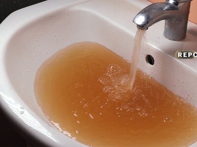 Od lat mają brunatną wodę w kranach. Sanepid nie widzi problemu