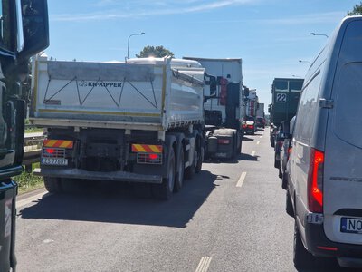 Rolnicy blokują ekspresówkę, kierowcy tkwią w gigantycznych korkach. Koszmar w drodze na wakacje