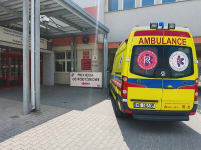NFZ odmówił transportu ciężko chorej dwuletniej dziewczynki? Rodzice pod ścianą. Nieludzkie
