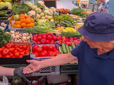 Przekręty nie tylko na jagodach. Tak kantują sprzedawcy na bazarach