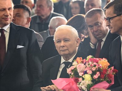 Morawiecki i Czarnek spotkali się przy ognisku. Rozmawiali o zawieszeniu broni