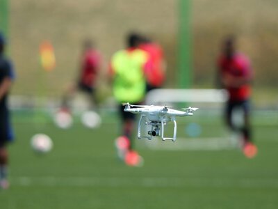 Wysokie kary nie odstraszają. Setki dronów atakują stadiony na mundialu