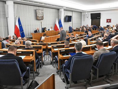Związki jednopłciowe, bon senioralny i AI. Maraton legislacyjny w Senacie