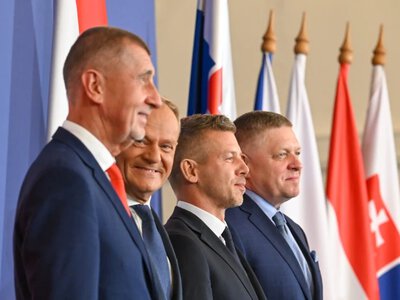 V4: Reaktywacja. Przywódcy w legendarnym pałacu, w tle konflikt dwóch państw