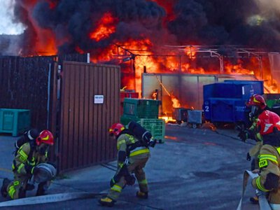 Pożar magazynu w Rumii. Ewakuowano blisko 400 osób