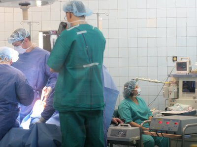 Nawet co dziesiąty lekarz może zarabiać ponad 100 tys. zł miesięcznie. Pierwszy pełny raport jesienią