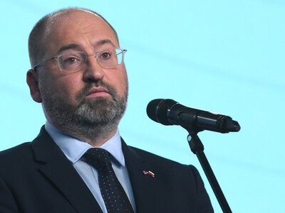 Czy Adam Bielan kłamie w sprawie afery NCBiR? Ujawniamy treść SMS-ów, które wymieniał z biznesmenem