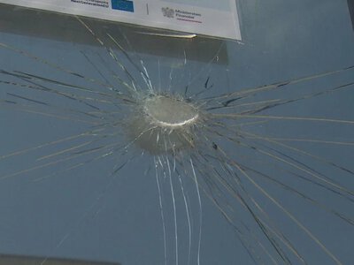 Atak na budynek skarbówki w Warszawie. W ruch poszły kamienie