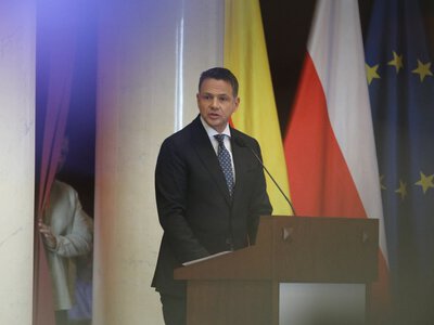 Burzliwe obrady Rady Miasta w Warszawie. Okrzyki i hasła o referendum. Trzaskowski zabrał głos
