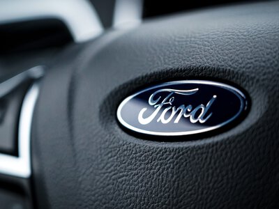 Ford przejechał się na AI. Gigant zatrudnia starych pracowników