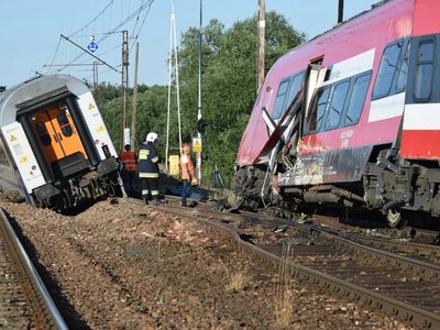 Trwa udrożnienie torów po zderzeniu pociągów. Trudna operacja w Białośliwiu