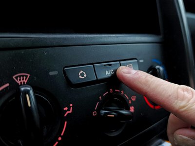 Czy można chłodzić auto na postoju? Pamiętaj, że przepisy mają ważny wyjątek