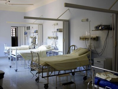 Atak nożownika w szpitalu na Śląsku. Śledztwo prokuratury pod kątem usiłowania zabójstwa