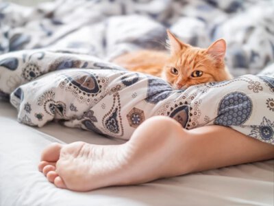 Śpisz z jedną nogą poza kołdrą? Ten zabawny nawyk ma swoje wyjaśnienie