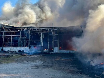 Potężny pożar hali w Mszanie Dolnej. Strażacy apelują do mieszkańców