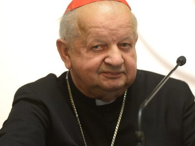 Kardynał Dziwisz nie stawił się w sądzie, zwolnienie wysłał mailem. Chodzi o 20 mln zł. Umoczony jest jego kolega