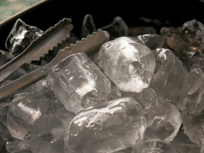 Nie tylko na upały. Te elektryczne kostkarki do lodu przydadzą się w każdym domu