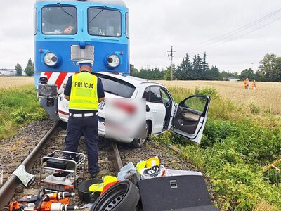 Samochód wjechał pod pociąg towarowy. „Kierowca zginął na miejscu”