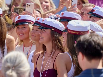 Księżniczka Izabela świętuje zakończenie szkoły w kostiumie kąpielowym