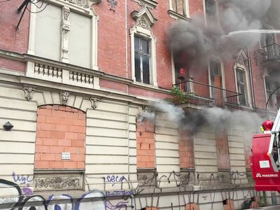 Pożar kamienicy w Katowicach. W akcji kilkudziesięciu strażaków