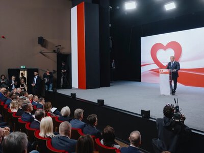 KO rysuje plan na kwotę wolną od podatku. Zdjęcie czerwonej flagi