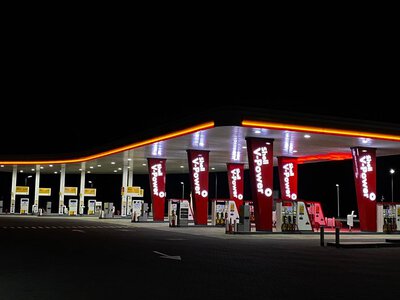 E100 w praktyce – korzyści z kart paliwowych dla firm i flot
