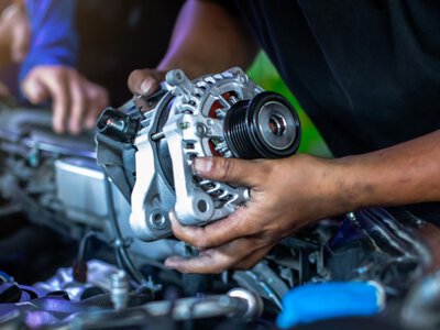Jak brzmi uszkodzony alternator? Te dźwięki zdradzają awarię
