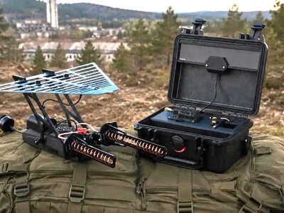Latający router dla dronów. Operator może się ukryć za wzgórzem