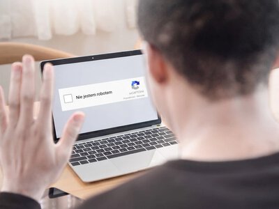 Udowodnisz, że nie jesteś robotem, robiąc z siebie pajaca. Dziwny pomysł Google'a