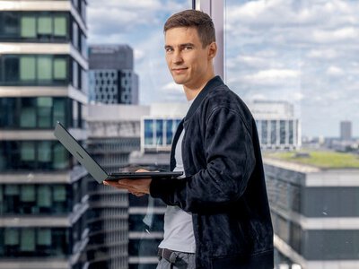 Zaczynał w kultowym liceum, które wychowało przyszłych pracowników OpenAI. Teraz jego współpracownik AI robi furorę. „Od początku grali o gigantyczny rynek”